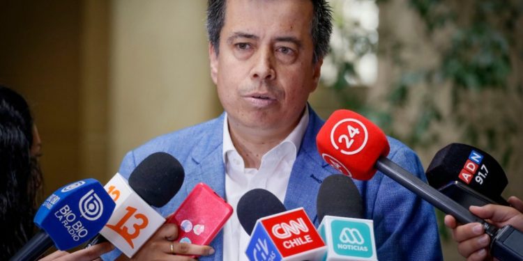 Diputado Celis por eventual reapertura al turismo de Rapanui: «Se debe fiscalizar fuertemente el cumplimiento de los protocolos sanitarios»