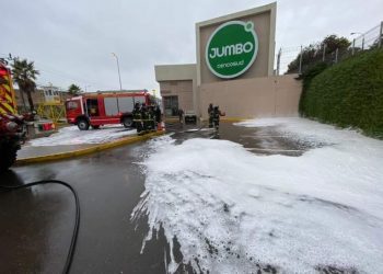 Último minuto / Derrame de combustible en estacionamientos de supermercado en Concón