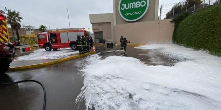 Último minuto / Derrame de combustible en estacionamientos de supermercado en Concón