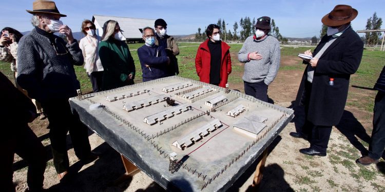 Ministra de las Culturas e investigador brasileño Célio Turino visitan sitio de memoria en Puchuncaví