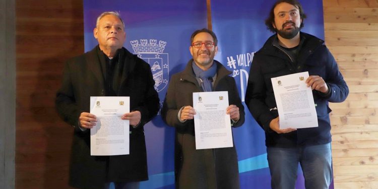 Renuevan comodato de diez ascensores en Valparaíso: Gobierno Regional y municipio firmaron contrato