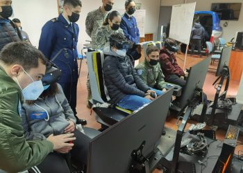 Jóvenes que viven en residencias de Mejor Niñez Valparaíso visitan Escuela de Aviación