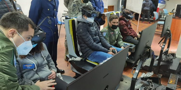 Jóvenes que viven en residencias de Mejor Niñez Valparaíso visitan Escuela de Aviación