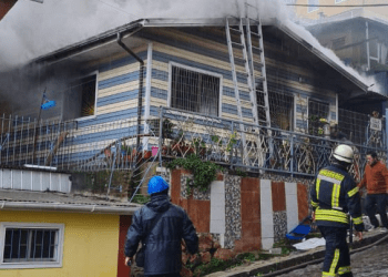 Vivienda de material ligero es consumida por el fuego en cerro Barón