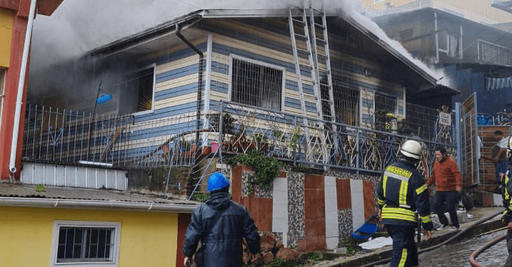 Vivienda de material ligero es consumida por el fuego en cerro Barón
