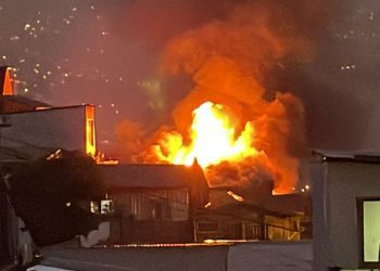 Último minuto / Propagación de fuego en Cerro Larraín de Valparaíso: viviendas en riesgo