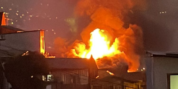 Último minuto / Propagación de fuego en Cerro Larraín de Valparaíso: viviendas en riesgo