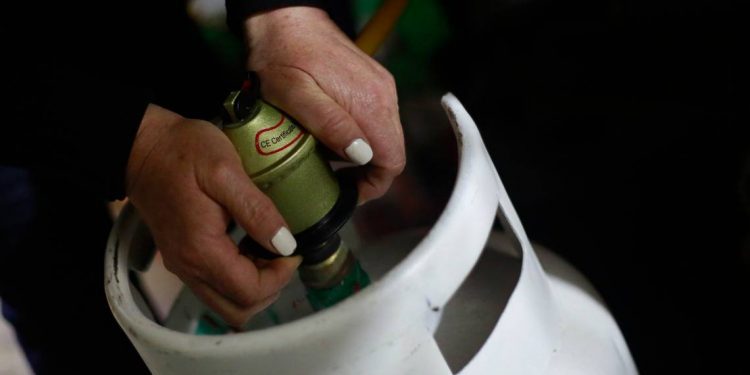 Autoridades de Gobierno fiscalizarán instalación de gas licuado en tradicional barrio de Valparaíso