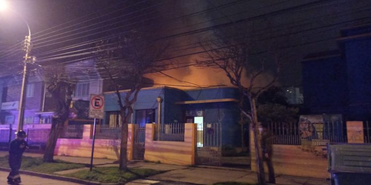 Viña del Mar: 18 damnificados deja incendio estructural en cuatro viviendas