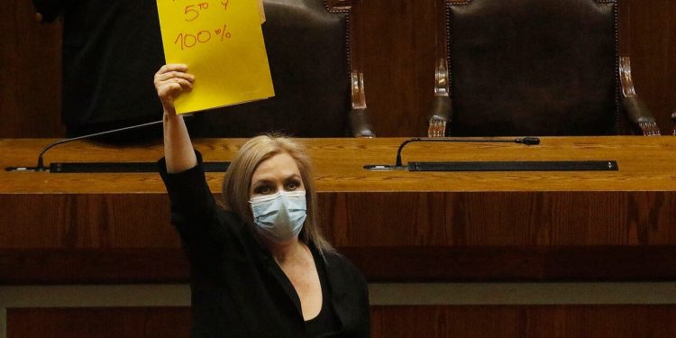 Diputada Jiles a la presidenta de Comisión de Constitución: “Tiene la responsabilidad política con el país y con la gente de poner en tabla el sexto retiro”