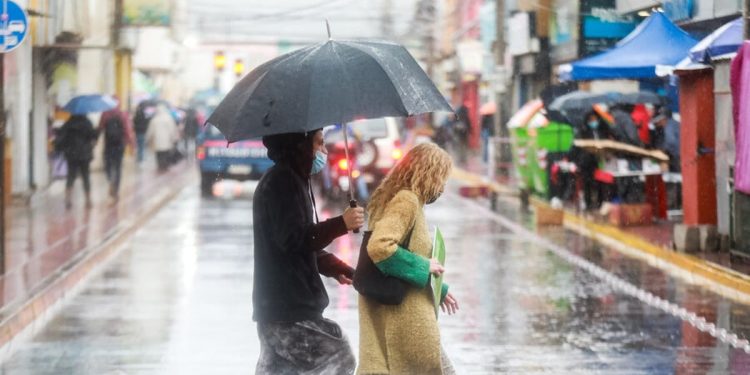 Primera quincena de julio comenzó lluviosa en Chile: ¿seguirá así?