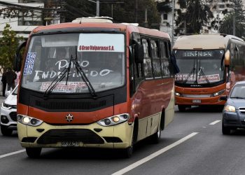 Gremio de conductores de microbuses denunciará a empresa de transporte público por no pago de compensaciones