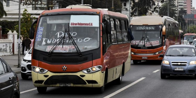 Gremio de conductores de microbuses denunciará a empresa de transporte público por no pago de compensaciones
