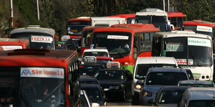 Microbuseros y eventual servicio gratis de transporte durante el Plebiscito: «No estamos disponibles, menos en un día que legalmente nos corresponde descanso»