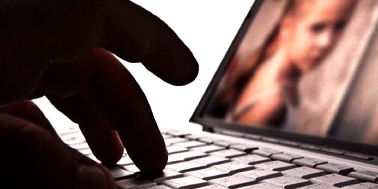 PDI detiene a dos sujetos por almacenamiento de material pornográfico infantil en Valparaíso y Viña del Mar