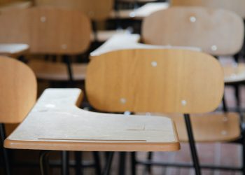 Funcionarios del Liceo Bicentenario Marítimo de Valparaíso acusan que estudiantes no pudieron retornar a clases por problemas estructurales del establecimiento