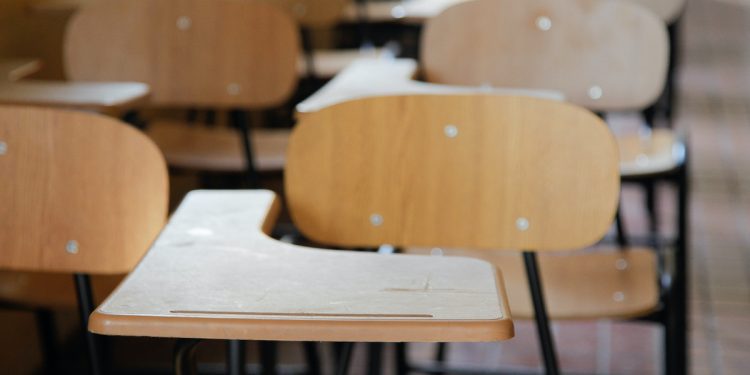 Funcionarios del Liceo Bicentenario Marítimo de Valparaíso acusan que estudiantes no pudieron retornar a clases por problemas estructurales del establecimiento