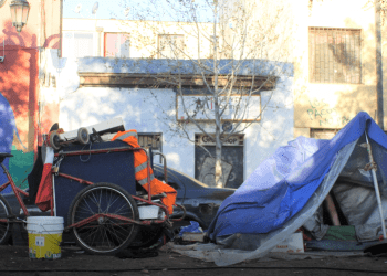 Implementan cuatro rutas sociales: anuncian que en Valparaíso, Viña, Quilpué y Villa Alemana se desplegarán equipos para ir en ayuda de personas en situación de calle
