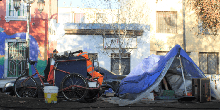 Implementan cuatro rutas sociales: anuncian que en Valparaíso, Viña, Quilpué y Villa Alemana se desplegarán equipos para ir en ayuda de personas en situación de calle