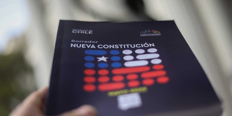 Encuesta Cadem: Apruebo obtiene un 37 por ciento y Rechazo, 52 %