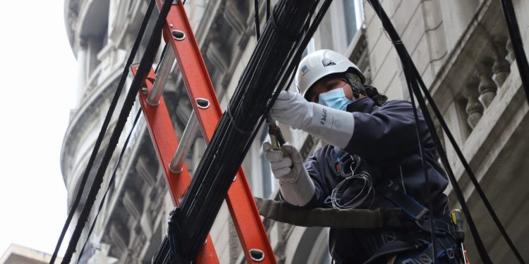 Alcaldía Ciudadana hace frente a la contaminación visual iniciando retiro de cables en desuso en el plan