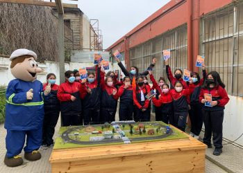 En taller interactivo, niñas y niños de Valparaíso aprenden sobre seguridad ferroviaria y vial