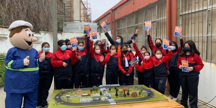 En taller interactivo, niñas y niños de Valparaíso aprenden sobre seguridad ferroviaria y vial