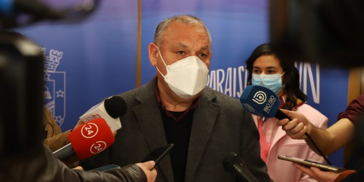 Gobernador Rodrigo Mundaca entregó observaciones a alternativas de modificación del Premval en la bahía de Quintero-Puchuncaví