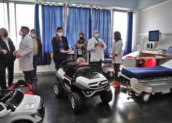 Corporación dona autos eléctricos infantiles al área pediátrica del Hospital van Buren