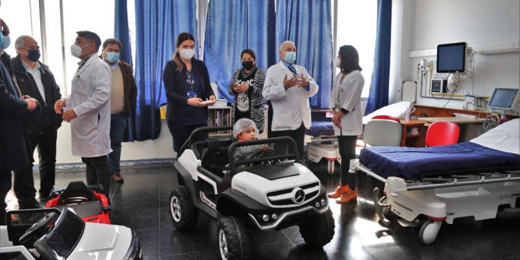 Corporación dona autos eléctricos infantiles al área pediátrica del Hospital van Buren