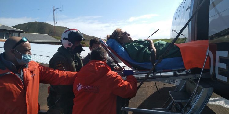 Armada logra trasladar al aeródromo de Juan Fernández a isleña de 64 años que se encuentra grave y necesita con urgencia tratamiento médico en el continente