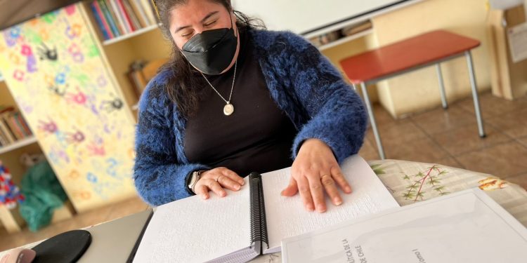 Agrupación de Quillota recibió texto de propuesta constitucional en braille