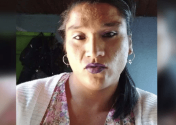 Hallan cadáver de mujer transexual a un costado de la línea del Merval completamente quemado