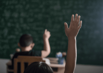 Especialistas advierten posible alza de contagios COVID-19 tras retorno a clases