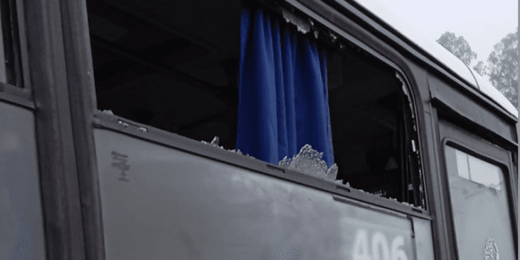 Siete máquinas afectadas: antisociales apedrean microbuses con pasajeros en Viña del Mar