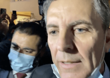 Diputado Gonzalo de la Carrera golpea a su colega Alexis Sepúlveda: se retira del Congreso rodeado de personas que le gritan «¡psicópata!»