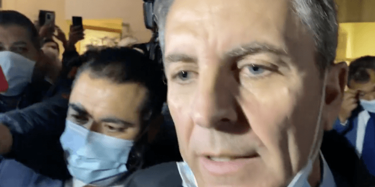 Diputado Gonzalo de la Carrera golpea a su colega Alexis Sepúlveda: se retira del Congreso rodeado de personas que le gritan «¡psicópata!»