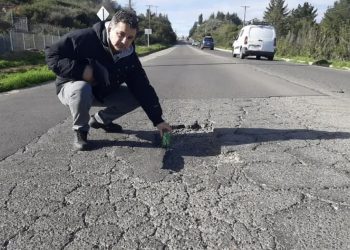Ex candidato a alcalde de Viña junto a un vecino acusan que la variante Agua Santa es un peligro para los automovilistas por alta presencia de «cráteres»