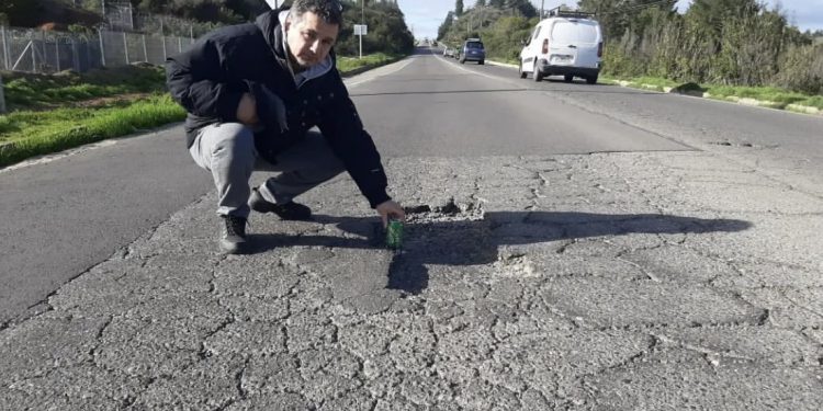Ex candidato a alcalde de Viña junto a un vecino acusan que la variante Agua Santa es un peligro para los automovilistas por alta presencia de «cráteres»