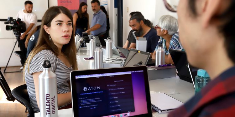 Lanzan más de 620 becas gratuitas en la región de Valparaíso para desempeñarse en la industria digital