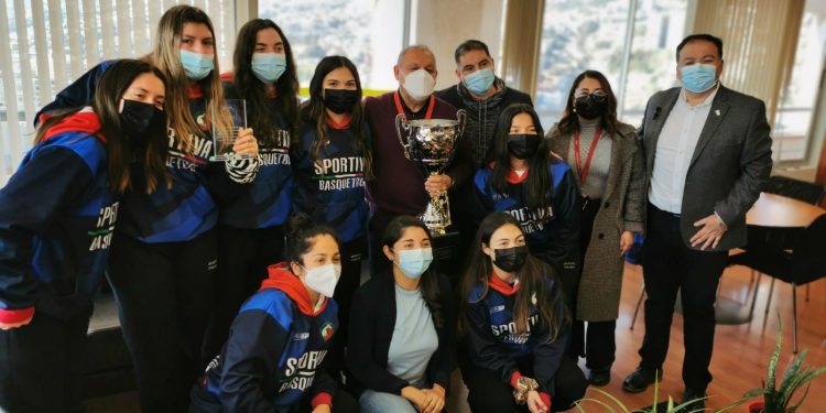 Gobernador Regional recibió a campeonas nacionales y panamericanas universitarias de baloncesto