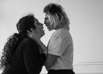 Estrenan obra «De cuando Clitemnestra lloró y a nadie le importó»: cuando la tragedia se transforma en fiesta