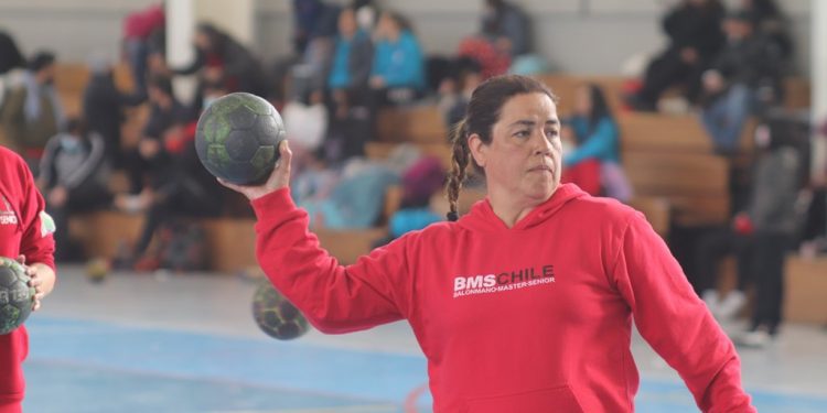 Entrenadora de la UPLA se consagra como campeona nacional en la Liga Balonmano Master