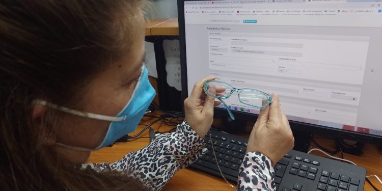 Cómo acceder a reembolso Fonasa  por compra de audífonos y lentes