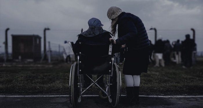 Para personas mayores y en situación de discapacidad: se deberá disponer de áreas de descanso en espacios públicos