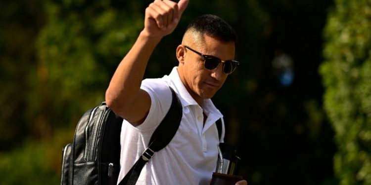 Alexis Sánchez es recibido como estrella en Francia y elige el número 70 para vestir la camiseta del Olympique de Marsella