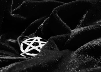 Previo a votaciones: lingüista de la UPLA detecta en Chile el resurgimiento de jerga astrológica