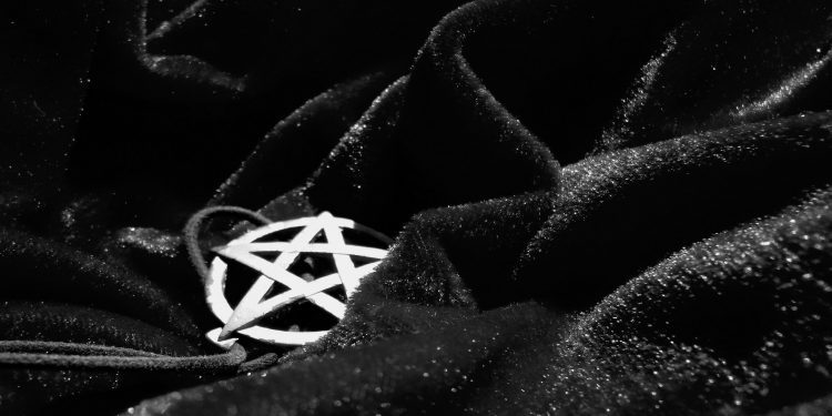 Previo a votaciones: lingüista de la UPLA detecta en Chile el resurgimiento de jerga astrológica