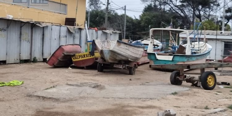 Pescadores de la ex caleta Sudamericana acusan que duermen entre botes: solicitarán al gobernador concretar mesa de trabajo con EPV