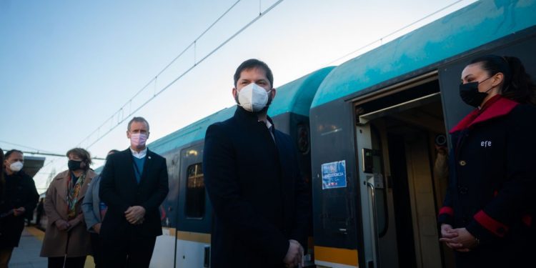 Presidente Boric anuncia mejoras al transporte Ferroviario: «Queremos recuperar el tren para Chile»